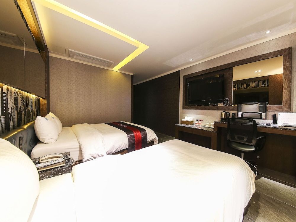 Zenith Hotel Basic Twin Room 9