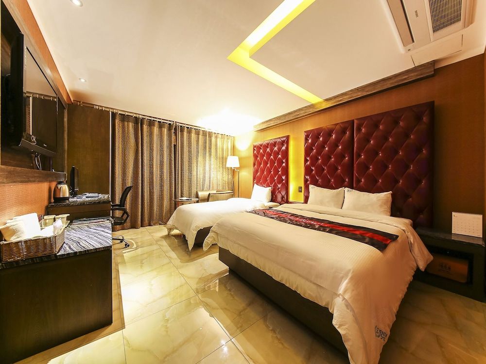 Zenith Hotel Basic Twin Room 4