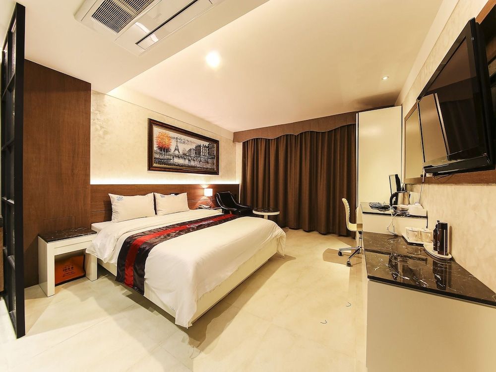 Zenith Hotel Basic Double Room 4