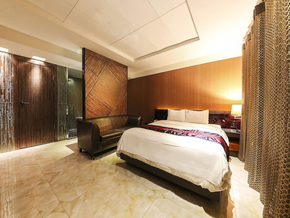 Zenith Hotel Basic Double Room 9