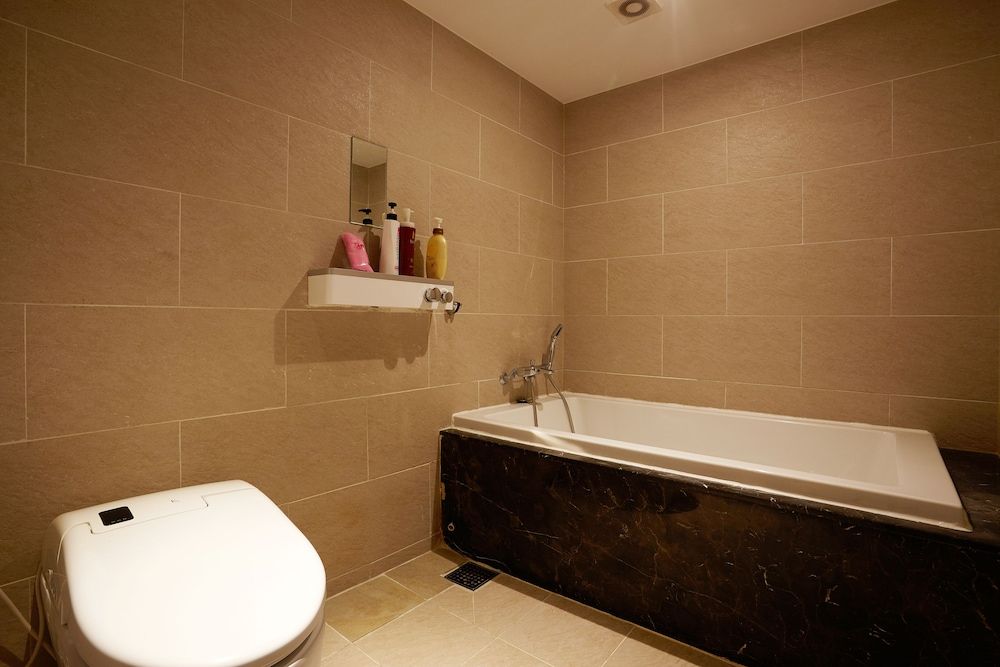 Zenith Hotel Basic Double Room 13