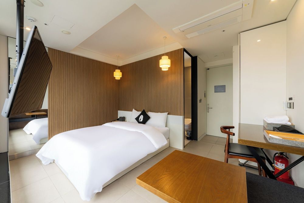 Hotel the Designers Seoul Station Superior Double City View 5