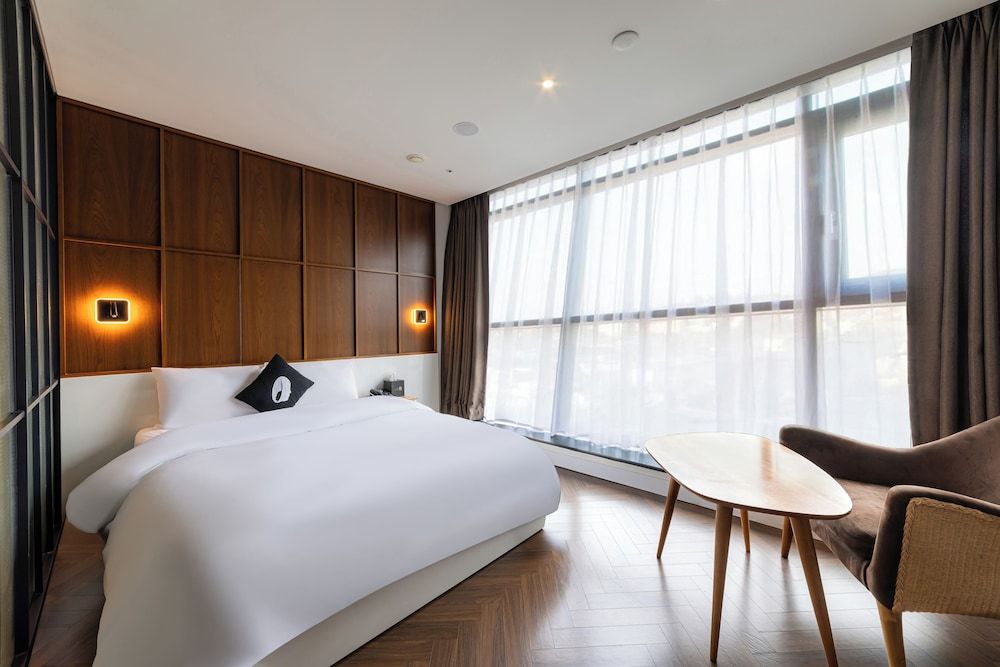 Hotel the Designers Seoul Station Superior Double City View 3
