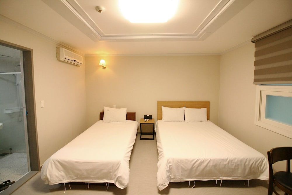 Trevi Hotel Twin Room 2