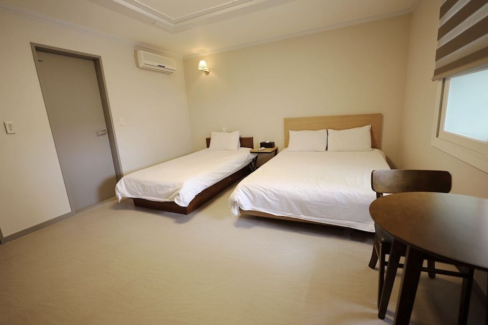 Trevi Hotel Twin Room 3