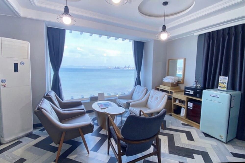 Galaxy Hotel Suite, Ocean View, Late Check-out 9