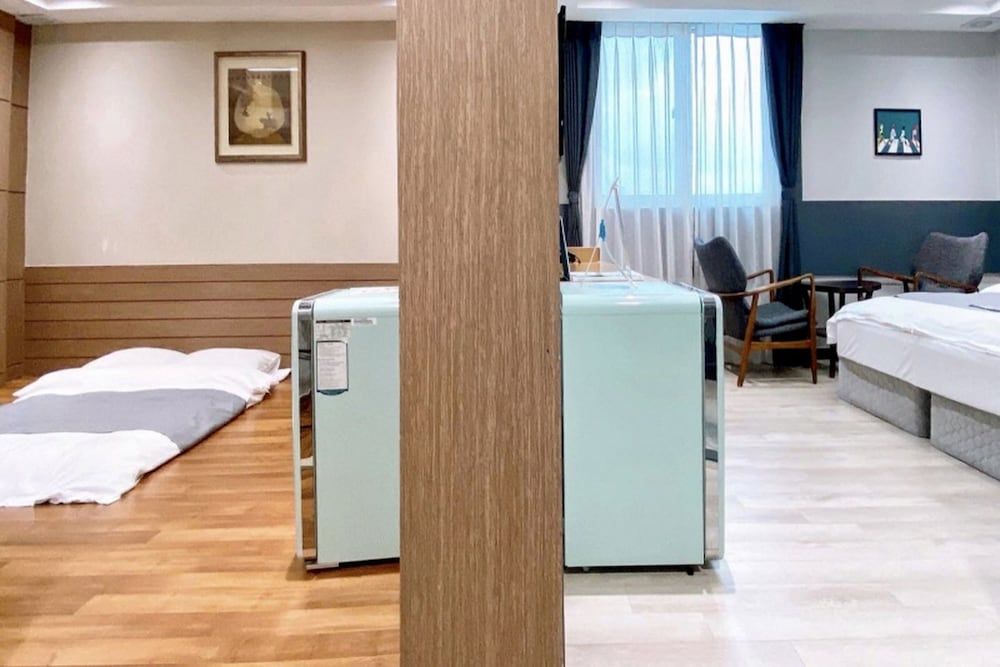 Galaxy Hotel Family Room, City View (506 or 507) 6