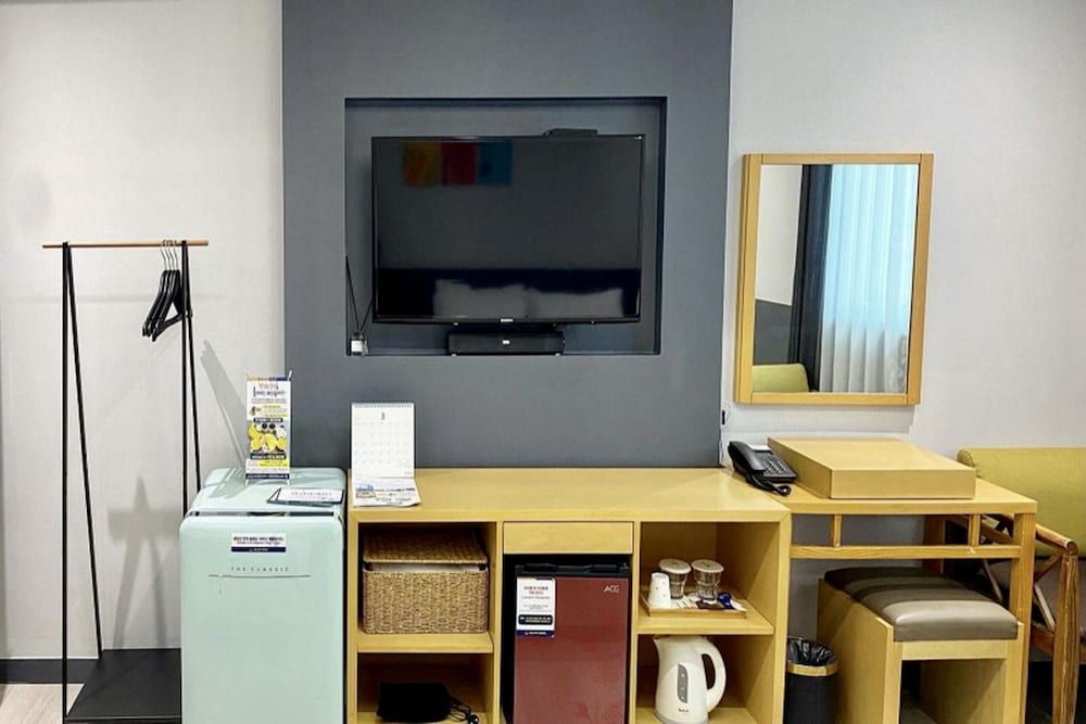 Galaxy Hotel Family Room, City View (506 or 507) 5