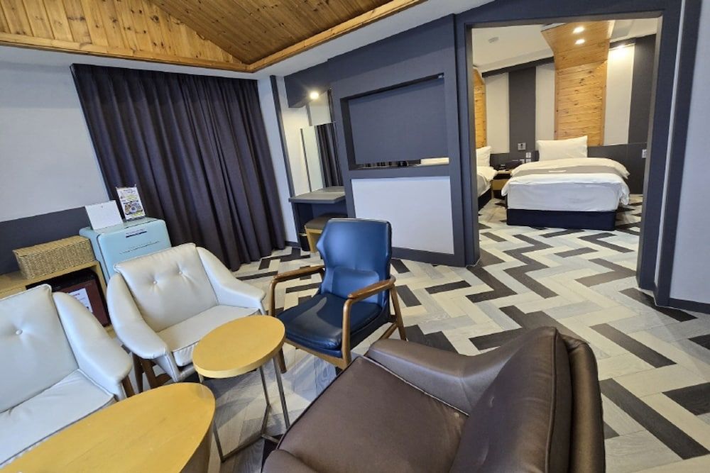 Galaxy Hotel Suite, Ocean View, Late Check-out 3