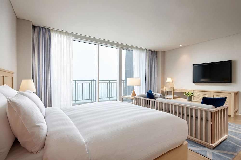 Lotte Resort Sokcho [Waterpark PKG ] Grand Deluxe Double, Ocean View - access for 2 2