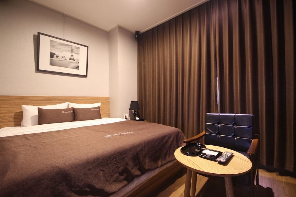 undefined Hotel The May 9