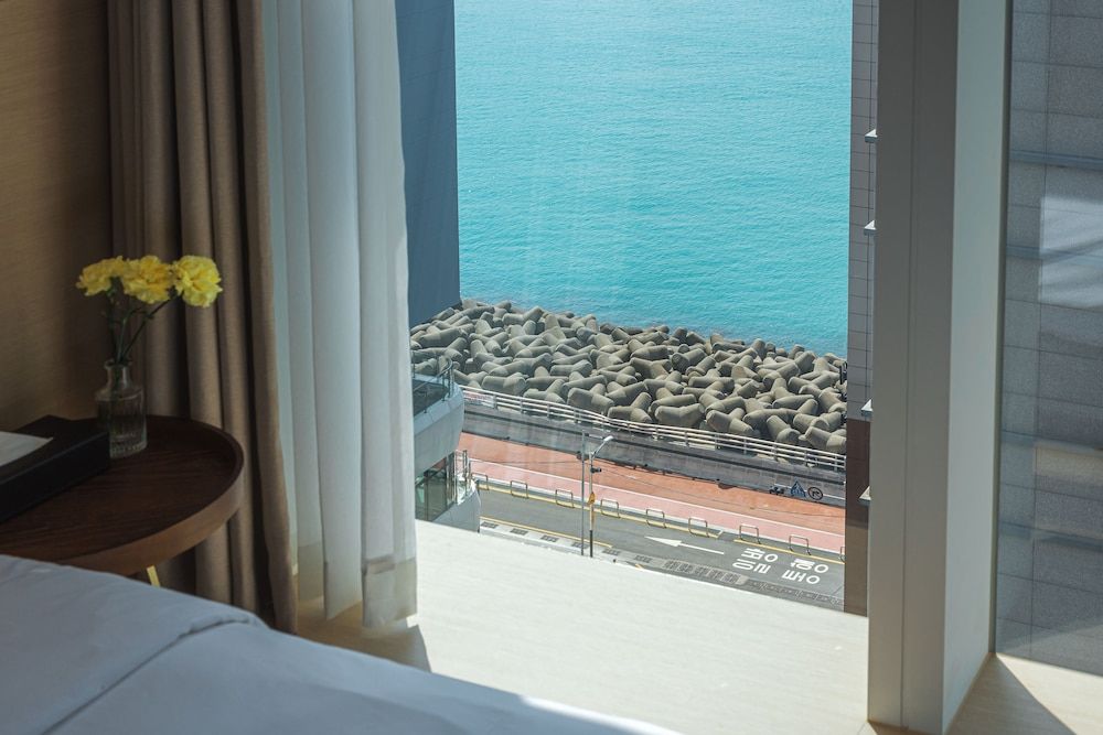 The Marine View Hotel Premium Twin Room 6
