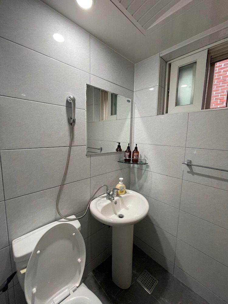 Twin Rabbit Guesthouse Family Room, Private Bathroom 5