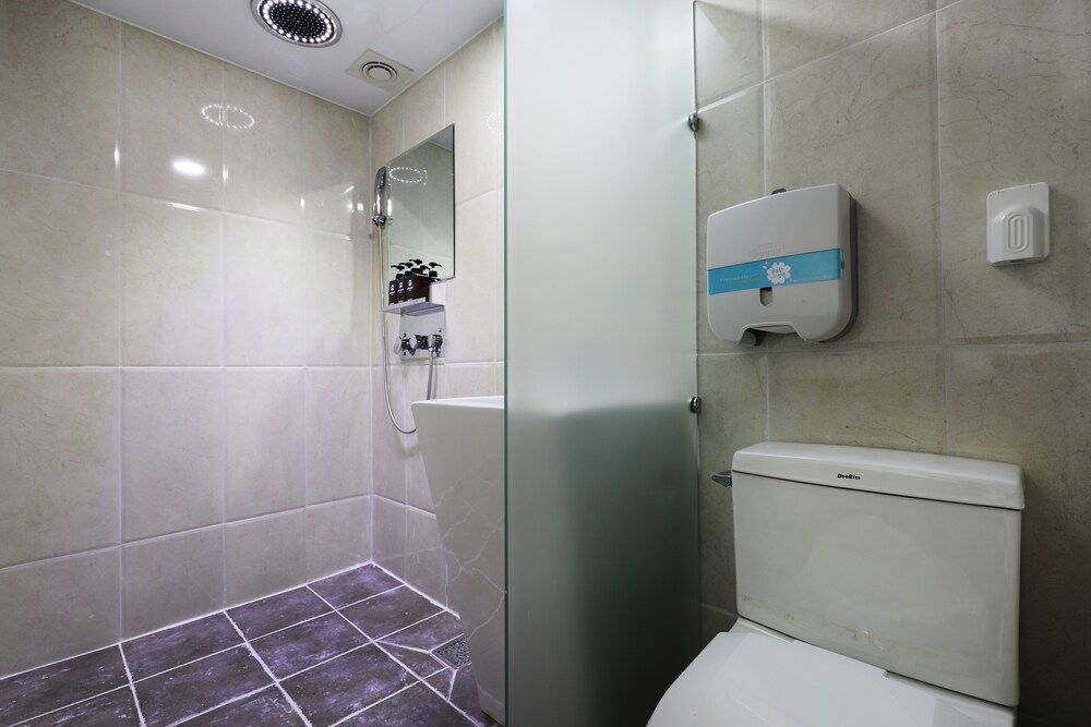 Hotel Mondavi Family Room (Twin Bed) 16