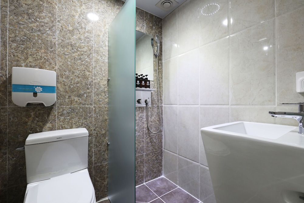 Hotel Mondavi Family Room (Twin Bed) 17