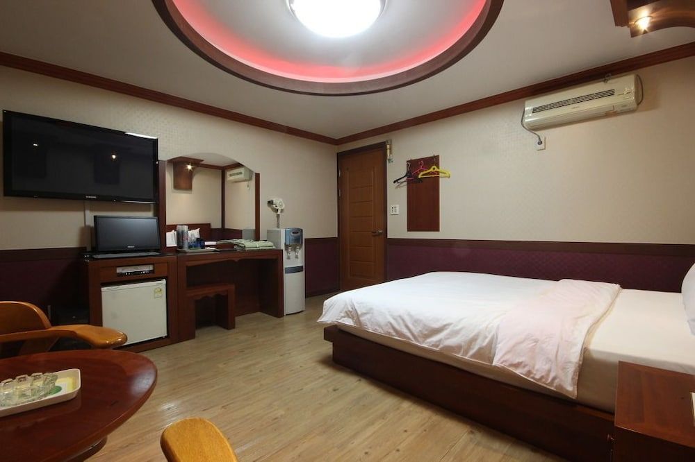 Utopia Motel Standard Room 3