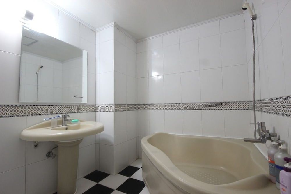 Utopia Motel Standard Room 4