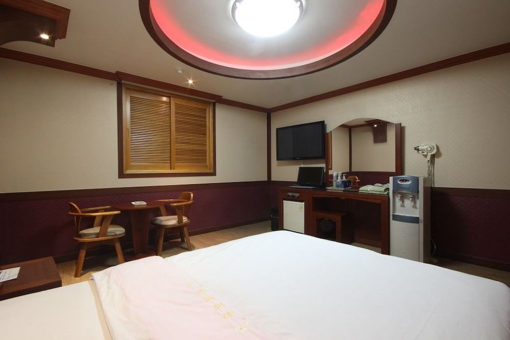 Utopia Motel Standard Room 6