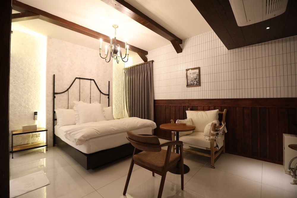 February Hotel Sungseo Junior Double Room, 1 Queen Bed (No Breakfast provided from Saturday to Monday) 2