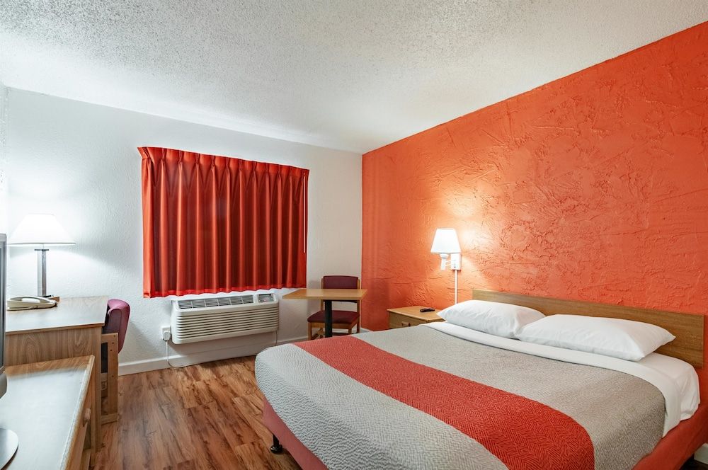Motel 6 Naperville, IL Deluxe Room, 1 King Bed, Non Smoking 3