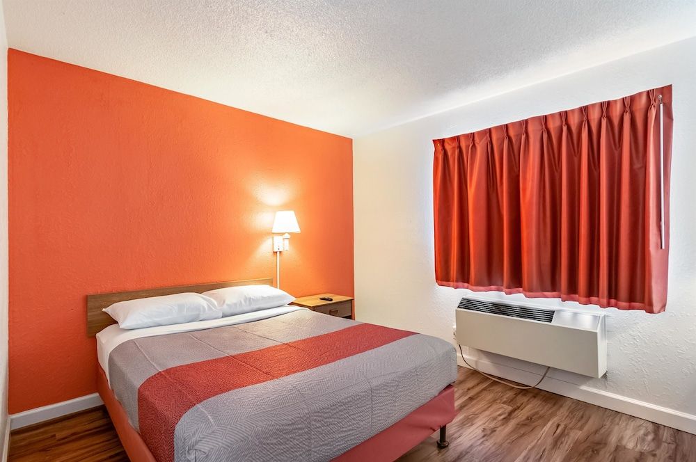 Motel 6 Naperville, IL Deluxe Room, 1 Queen Bed, Non Smoking 3