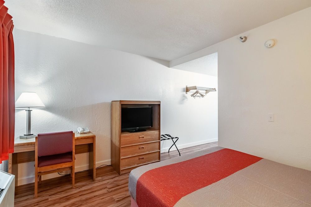 Motel 6 Naperville, IL Standard Room, 1 Queen Bed, Accessible, Non Smoking 2