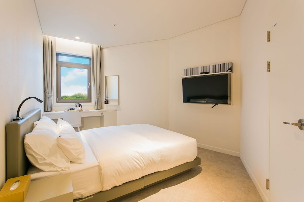 H Avenue Hotel Idae Shinchon Standard Double Room (Breakfast Included) 3