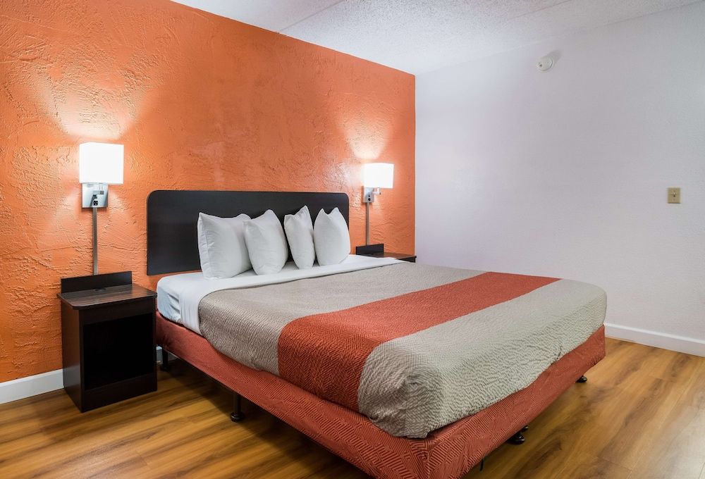 Motel 6 Prospect Heights, IL Deluxe Room, 1 Queen Bed, Non Smoking, Hot Tub 2