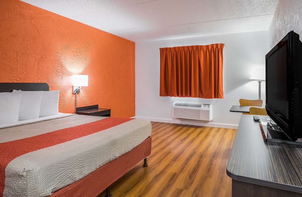 Motel 6 Prospect Heights, IL Deluxe Room, 1 Queen Bed, Non Smoking, Hot Tub 6