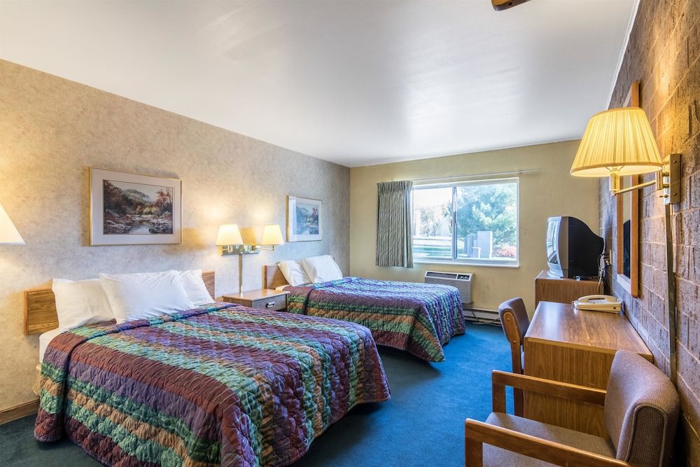 Motel 6 Eau Claire, WI Standard Room, 2 Double Beds, Non Smoking 3