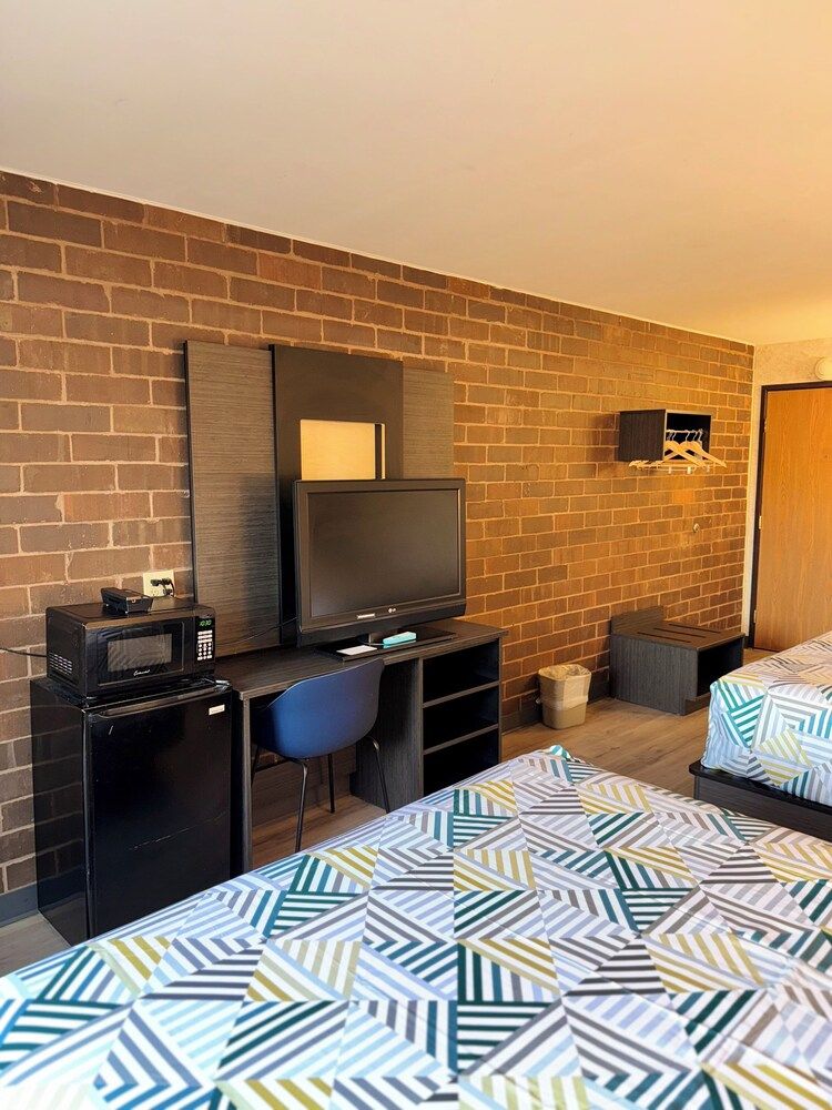 Motel 6 Eau Claire, WI Standard Room, 2 Queen Beds, Non Smoking 4