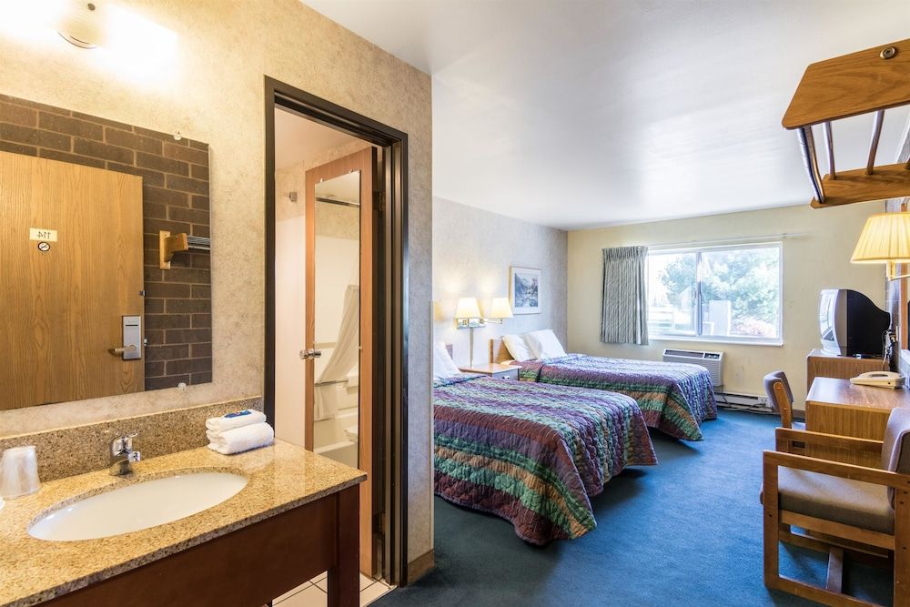 Motel 6 Eau Claire, WI Standard Room, 2 Double Beds, Non Smoking