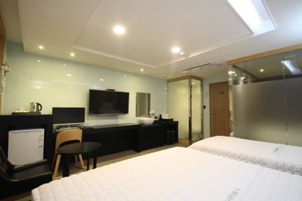 MGM Hotel Busan Premium Twin Room (9 PM Check-in when Paying Onsite) 3