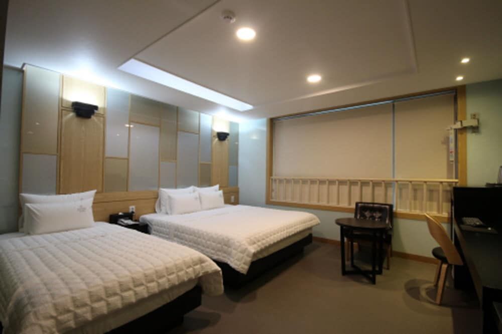 MGM Hotel Busan Premium Twin Room (9 PM Check-in when Paying Onsite) 2