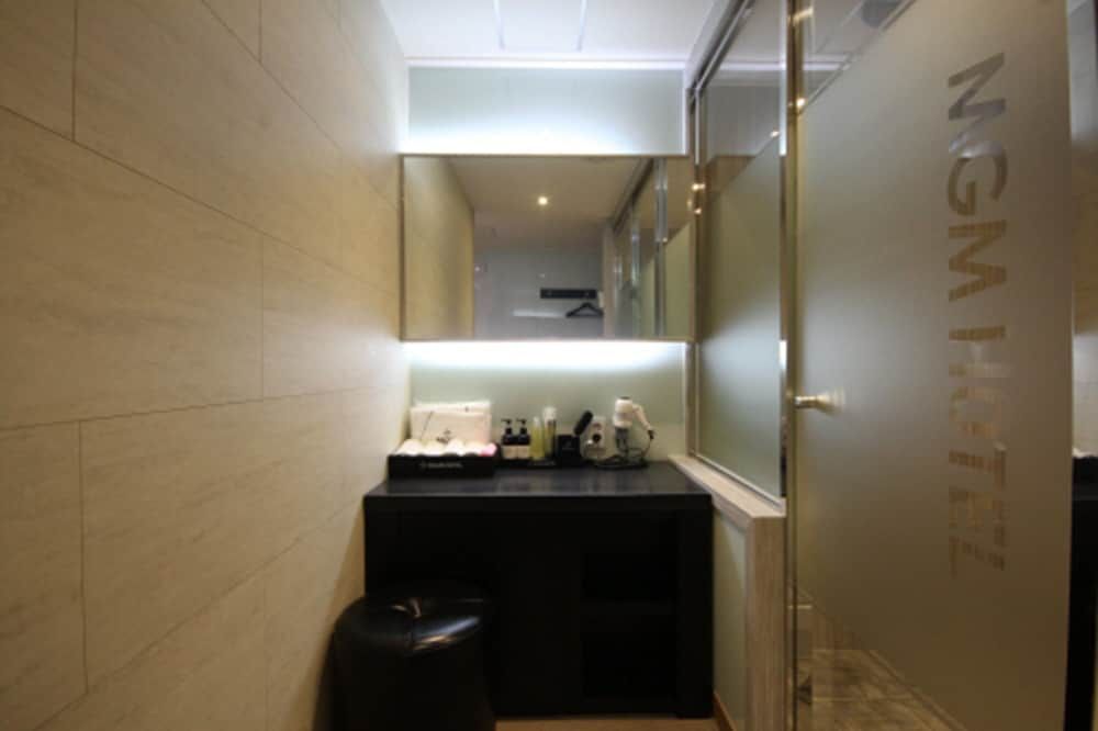 MGM Hotel Busan Deluxe Double Room (9 PM Check-in when Paying Onsite) 7