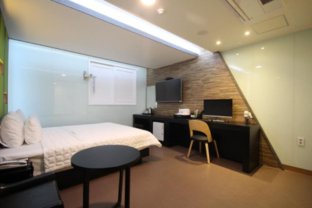 MGM Hotel Busan Standard Double Room (9 PM Check-in when Paying Onsite) 8
