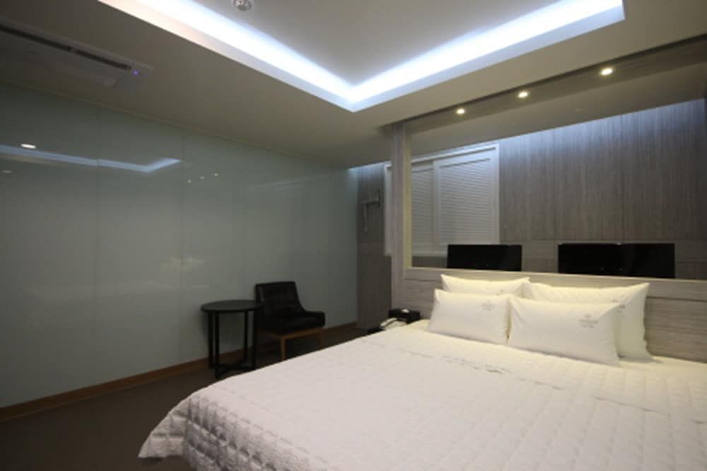 MGM Hotel Busan Deluxe Double Room (9 PM Check-in when Paying Onsite) 5