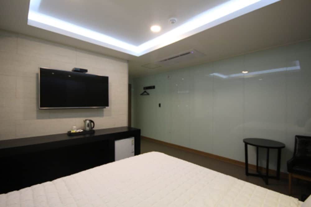 MGM Hotel Busan Deluxe Double Room (9 PM Check-in when Paying Onsite) 3