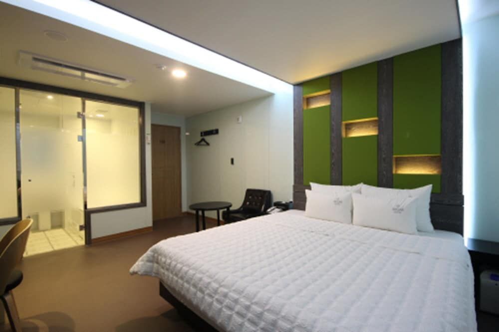 MGM Hotel Busan Standard Double Room (9 PM Check-in when Paying Onsite) 7