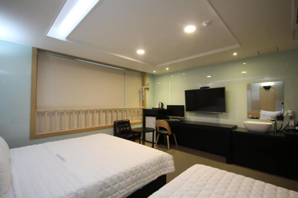 MGM Hotel Busan Premium Twin Room (9 PM Check-in when Paying Onsite) 4