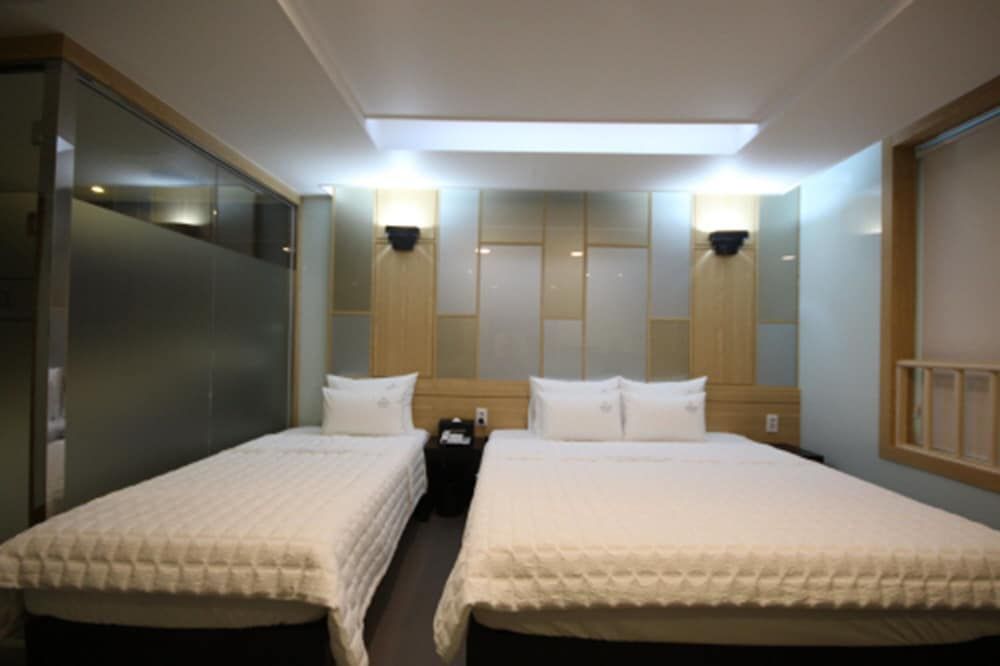 MGM Hotel Busan Premium Twin Room (9 PM Check-in when Paying Onsite) 5