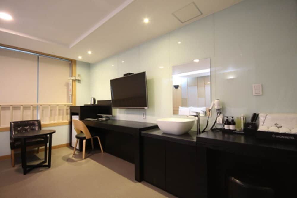 MGM Hotel Busan Premium Twin Room (9 PM Check-in when Paying Onsite) 6