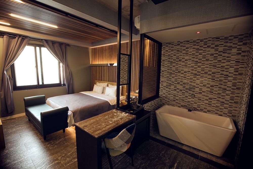 Deep Soaking Bathtub