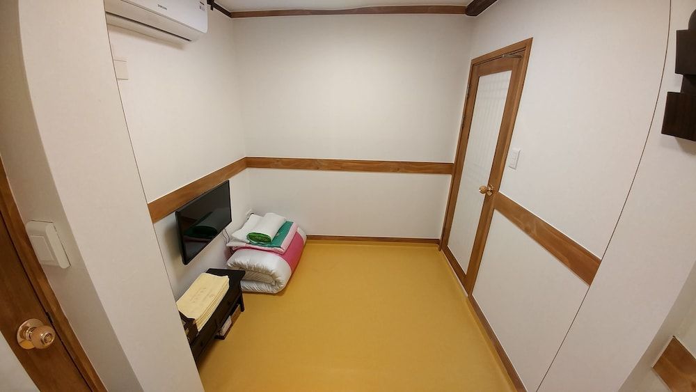 So Hyeon Dang Hanok Guesthouse Double Room, Private Bathroom 3