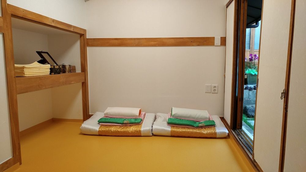 So Hyeon Dang Hanok Guesthouse Double Room, Private Bathroom 2