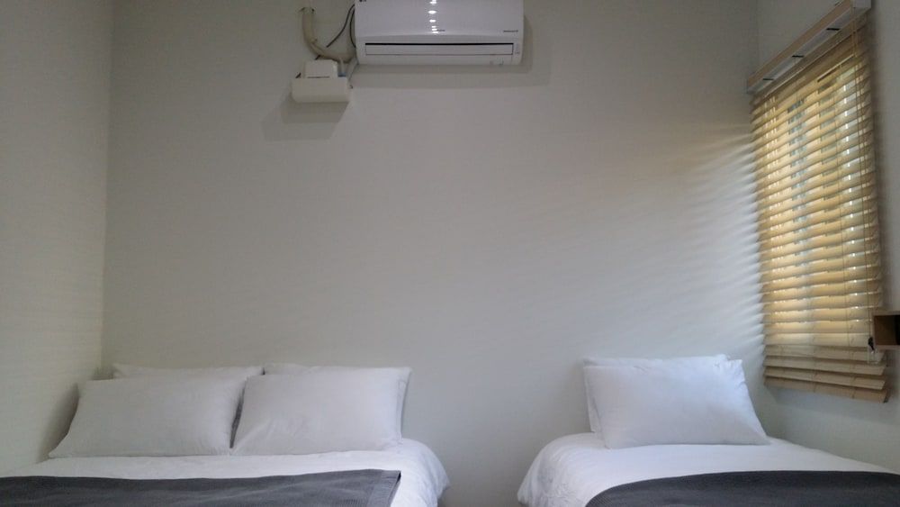 YE'4 Guesthouse Triple Room 3