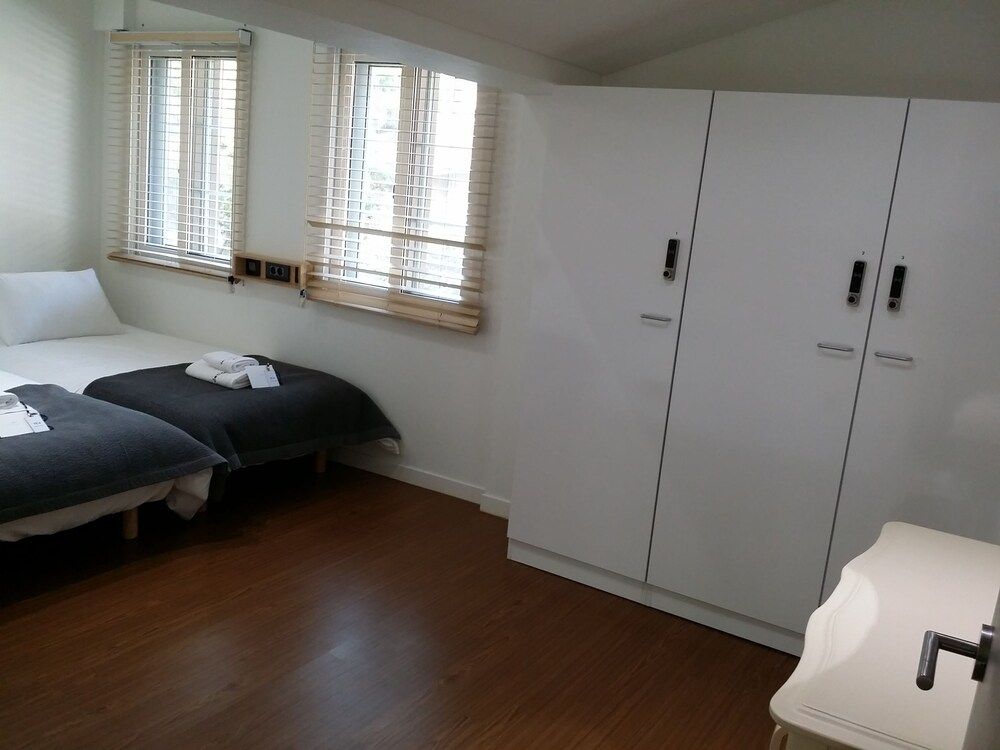 YE'4 Guesthouse S-Triple Room