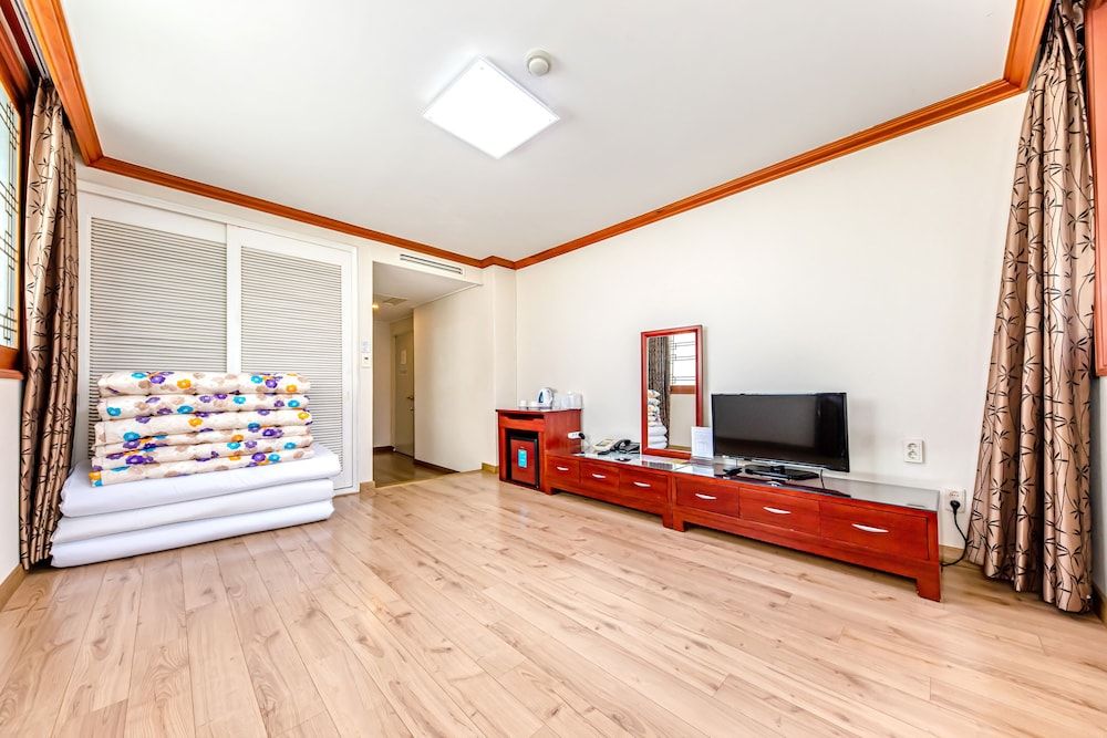 Hotel Samhaein Family Suite (Bed room + Ondol room) 2