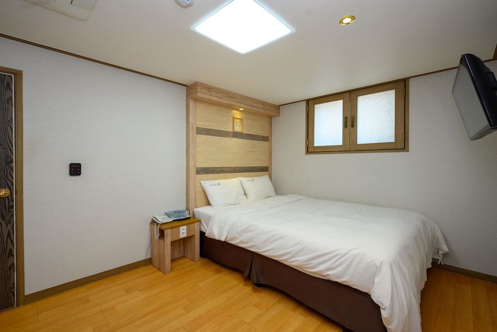 Daeyoung Hotel Seoul Deluxe Double Room, 1 Queen Bed 5