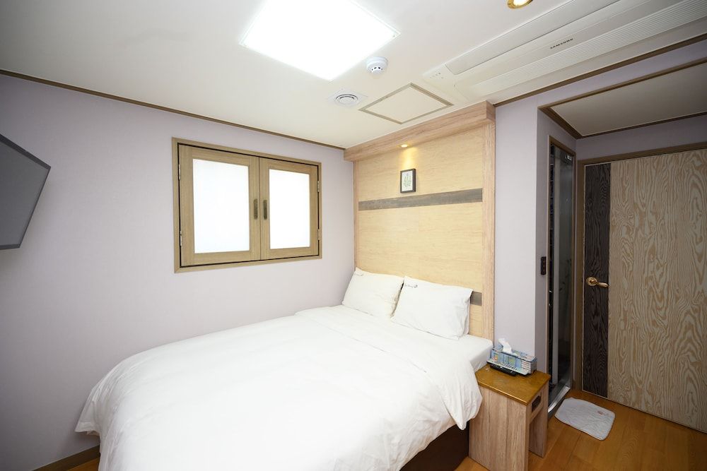 Daeyoung Hotel Seoul Standard Double Room, 1 Queen Bed 7